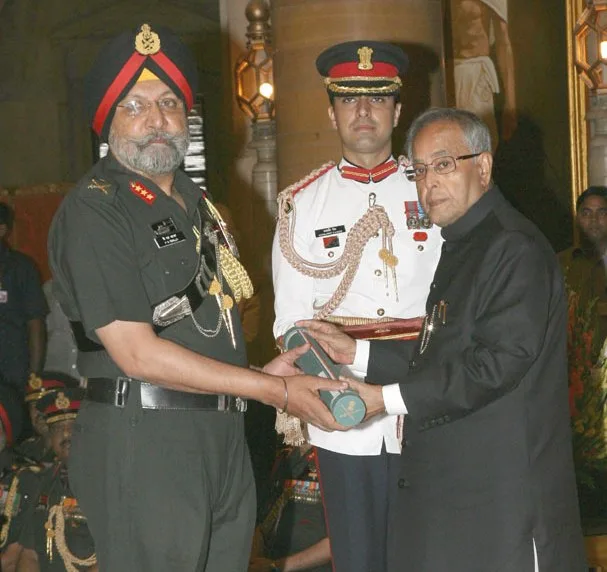 The President, Shri Pranab Mukherjee confers the Param Vishisht Seva Medal on DG, NCC, Lt. General P.S. Bhalla, at the Defence Investiture Ceremony – II, at Rashtrapati Bhavan, in New Delhi