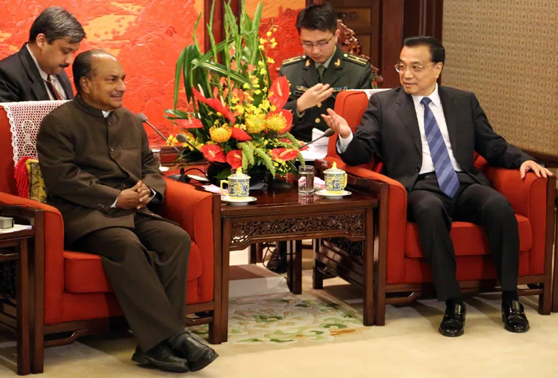 The Defence Minister, Shri A. K. Antony in a discussion with the Chinese Premier, Li Keqiang, in Beijing