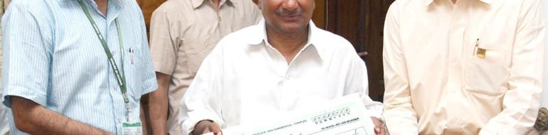 The CMD, Hindustan Aeronautics Ltd.(HAL), Shri R.K. Tyagi presenting the dividend cheque..