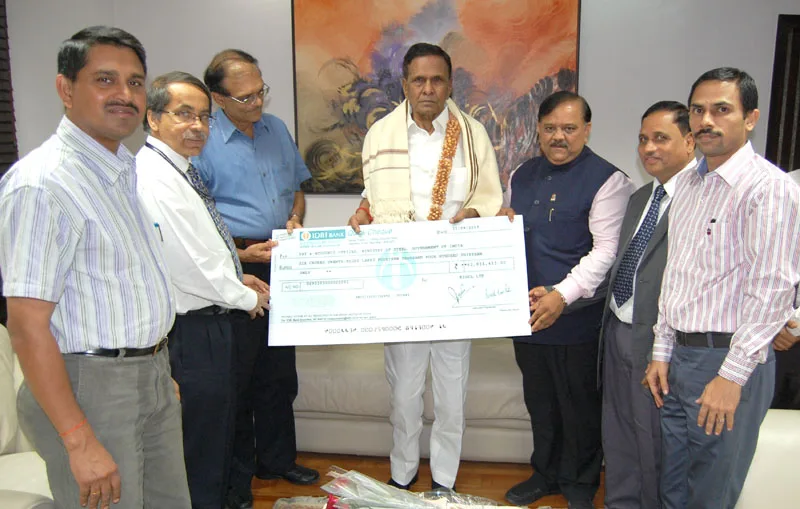 The Union Steel Minister, Shri Beni Prasad Verma being presented a dividend cheque…