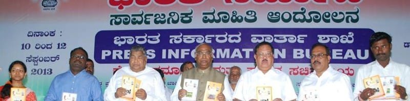 The Union Minister for Railways, Shri Mallikarjun Kharge releasing the booklets...
