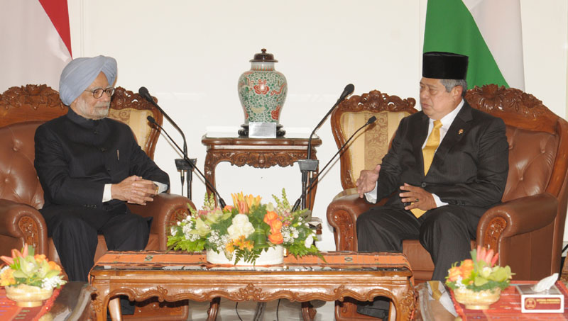 The Prime Minister, Dr. Manmohan Singh with the President of Indonesia, Dr. Susilo...