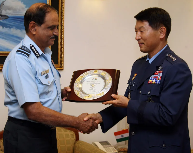 The Air Force Chief of Staff, Republic of Korea, General Sung II Hwan presenting a memento...