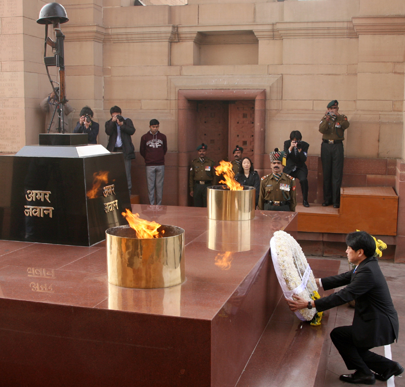 The Defence Minister of Japan, Mr. Itsunori Onodera laying wreath at Amar Jawan Jyoti in New Delhi