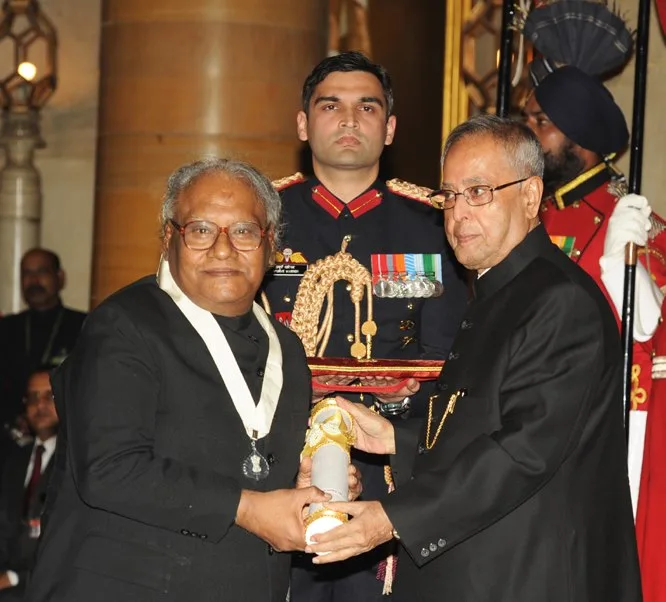 The President, Shri Pranab Mukherjee presenting the Bharat Ratna Award 2014…
