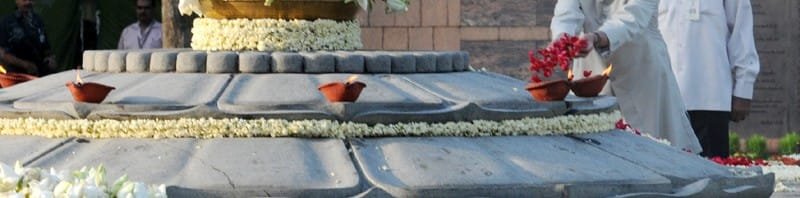 The Vice President, Shri Mohd. Hamid Ansari paying floral tributes at the ...