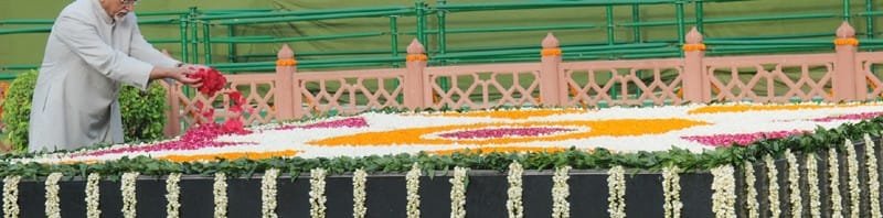 The Vice President, Shri Mohd. Hamid Ansari paying floral tribute at the Samadhi of...