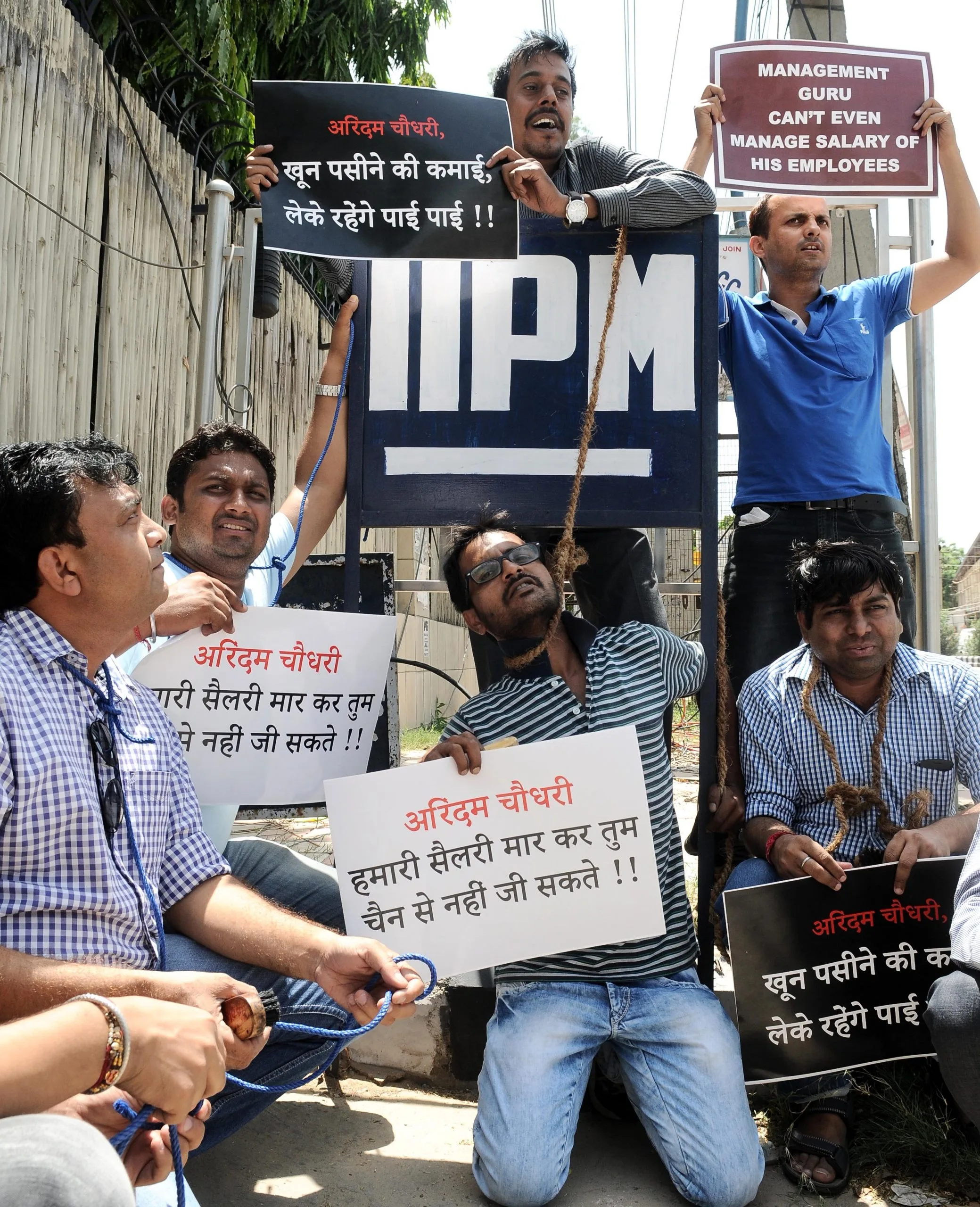 PLANMAN MEDIA EMPLOYEES STAGE PROTEST AGAINST PROF. ARINDAM CHAUDHURI OUTSIDE IIPM OFFICE