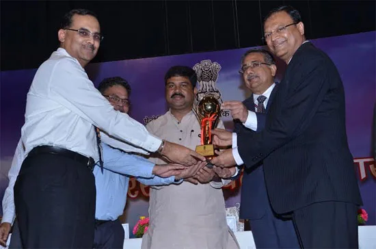 B ASHOK,CHAIRMAN INDIAN OIL CORPORATION LTD. RECEIVES OFFICIAL LANGUAGE SHIELD