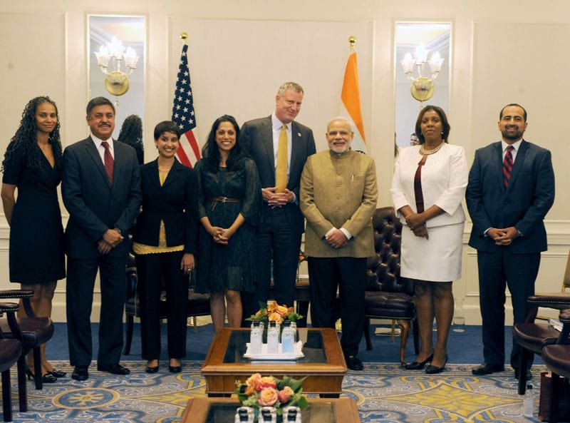 The Prime Minister, Shri Narendra Modi with the Mayor of New York, Mr. Bill de Blasio, in New York