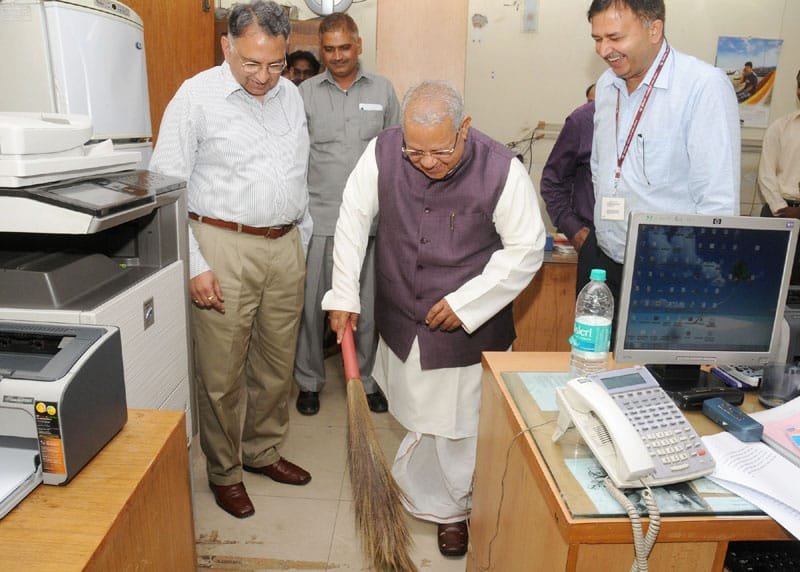 The Union Minister for Micro, Small and Medium Enterprises, Shri Kalraj Mishra initiating Swachh Bharat campaign, in New Delhi