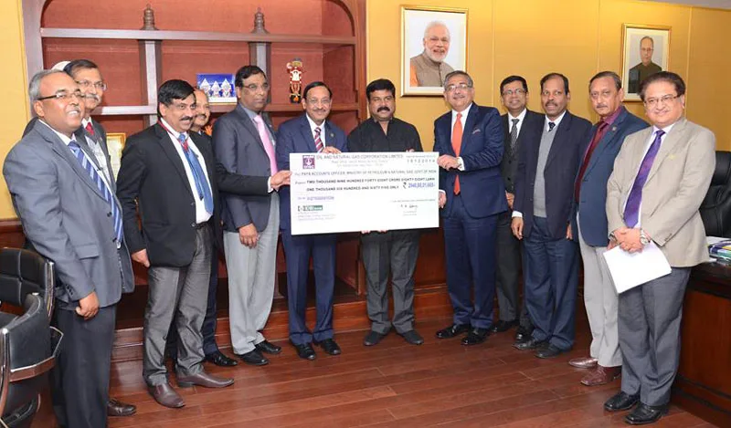 The CMD of ONGC, Shri Dinesh Kumar Sarraf handing over the dividend cheque …