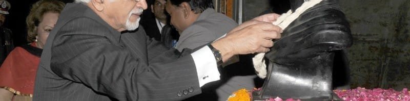 The Vice President, Shri Mohammad Hamid Ansari paying homage to the statue of ..