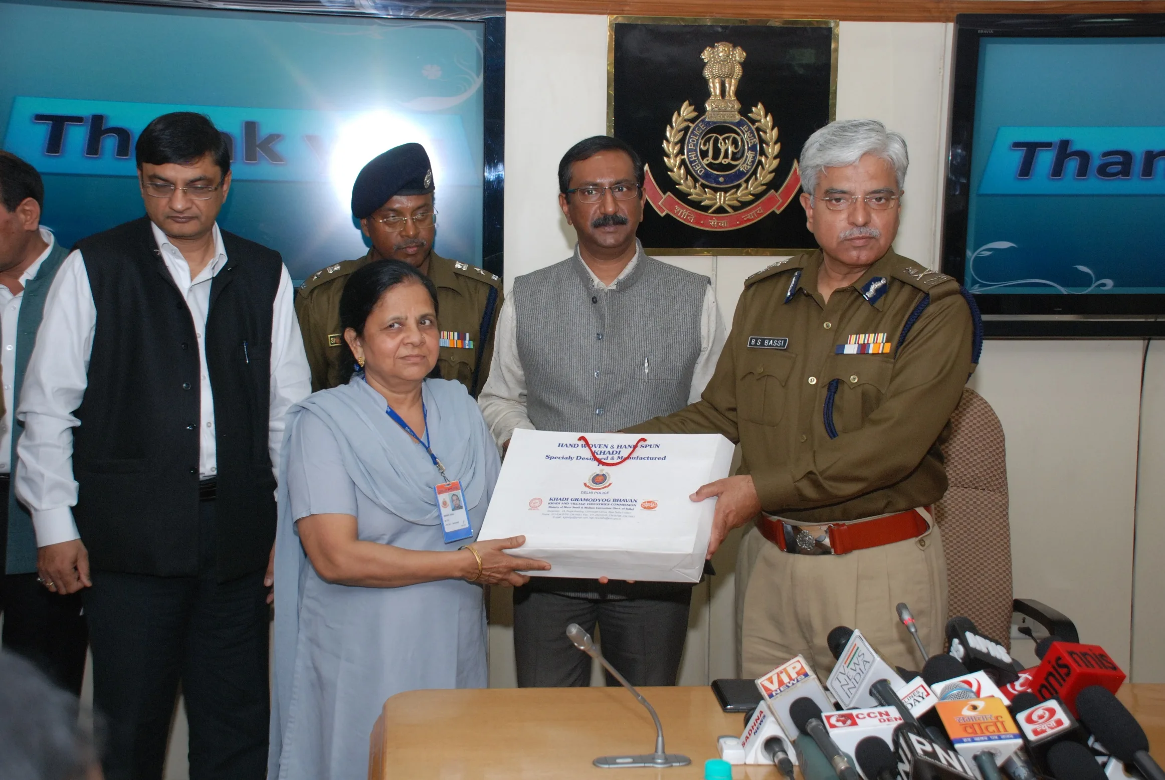 DELHI POLICE ENCOURAGES USE OF KHADI,B.S.BASSI,CP DELHI DIISTRIBUTES KHADI CLOTHES TO STAFF
