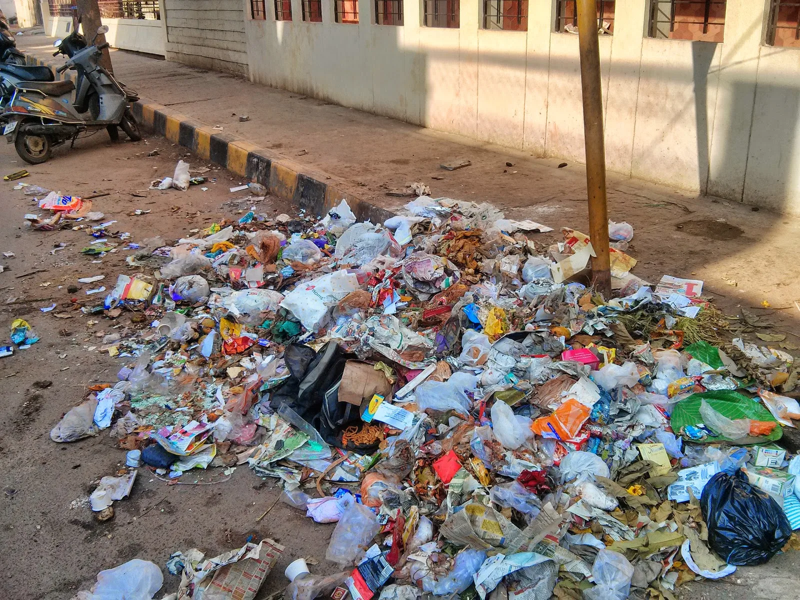 “SWACHH BHARAT” BUT CAPITAL GOES FILTHY – FLOWING GARBAGE ON ROADS AND ..