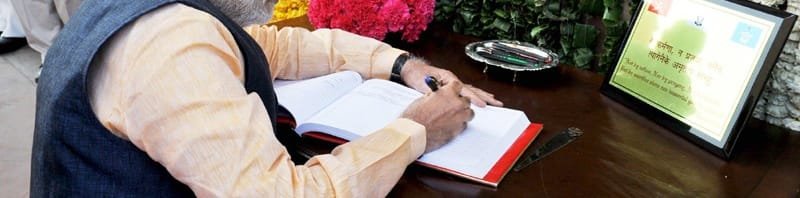 The Prime Minister, Shri Narendra Modi writing on the visitor’s book at the Amar Jawan Jyoti,..