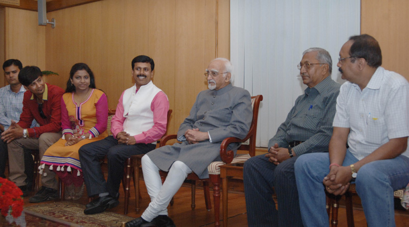 The Vice President, Shri Mohd. Hamid Ansari meeting the Students and Teachers of..