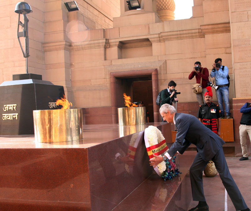 The Spanish Defence Minister, Mr. Pedro Morenes Eulate laying wreath at Amar Jawan Jyoti, in New Delhi