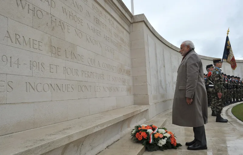 The Prime Minister, Shri Narendra Modi paying homage at the World War I Memorial,..