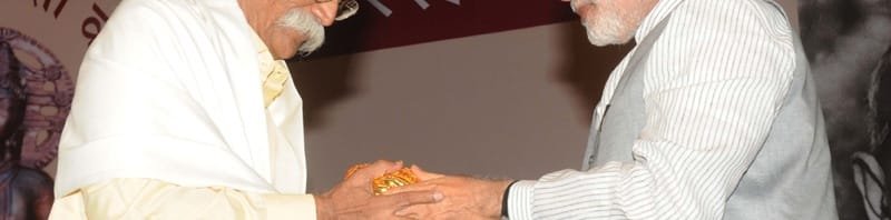 The Prime Minister, Shri Narendra Modi presenting the 50th Jnanpeeth Award..