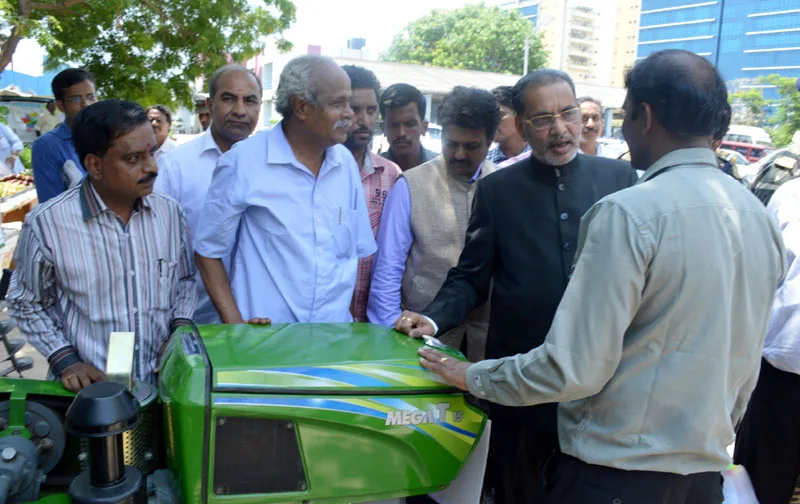 The Union Minister for Agriculture, Shri Radha Mohan Singh witnessing a small Tractor…