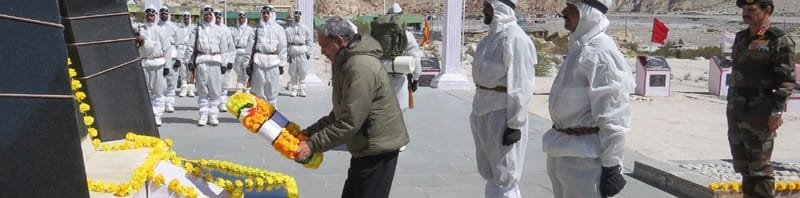 The Union Minister for Defence, Shri Manohar Parrikar laying wreath at Siachen War Memorial,..