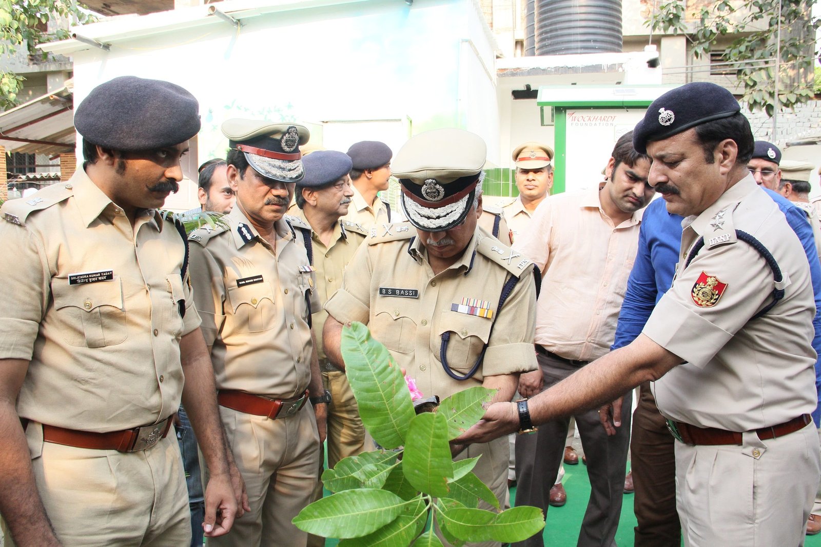 COMMISSIONER DELHI POLICE ,B S BASSI INAUGRATES DELHI POLICE FIRST GREEN ..