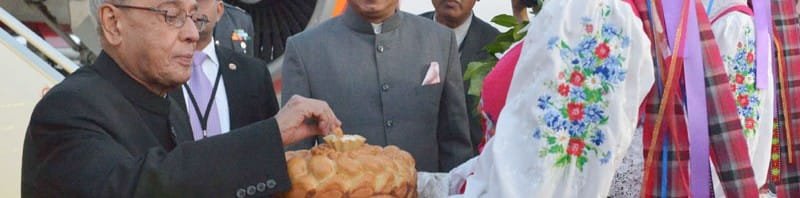 The President, Shri Pranab Mukherjee being traditionally welcoming, at Minsk International Airport, in Belarus