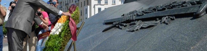 The President, Shri Pranab Mukherjee laying wreath at the Victory Monument at Victory Square, at Minsk, in Belarus