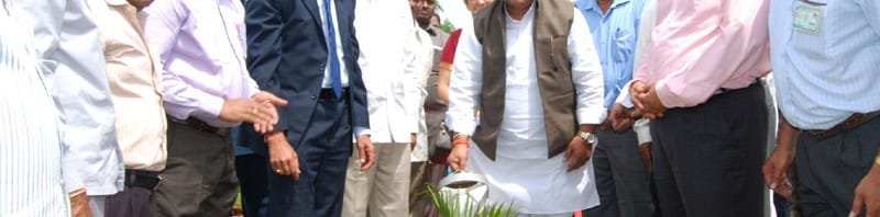 The Union Minister for Mines and Steel, Shri Narendra Singh Tomar planting a..
