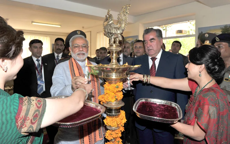 The Prime Minister, Shri Narendra Modi and the President of Tajikistan, Mr. Emomali Rahmon lighting..