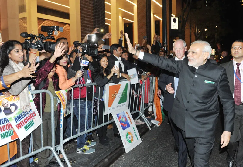 The Prime Minister, Shri Narendra Modi being greeted by the people on his arrival, in New York