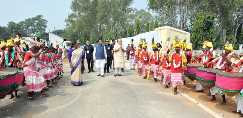 The Prime Minister, Shri Narendra Modi being welcomed by the Tribal/Folk dance artistes, at Khunti, in Jharkhand