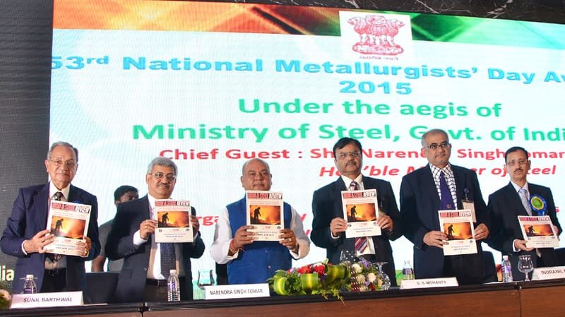 The Union Minister for Mines and Steel, Shri Narendra Singh Tomar releasing the special issue ..