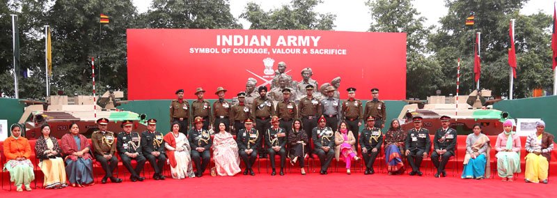 The Chief of Army Staff, General Dalbir Singh in a group photograph with Gallantry Award..