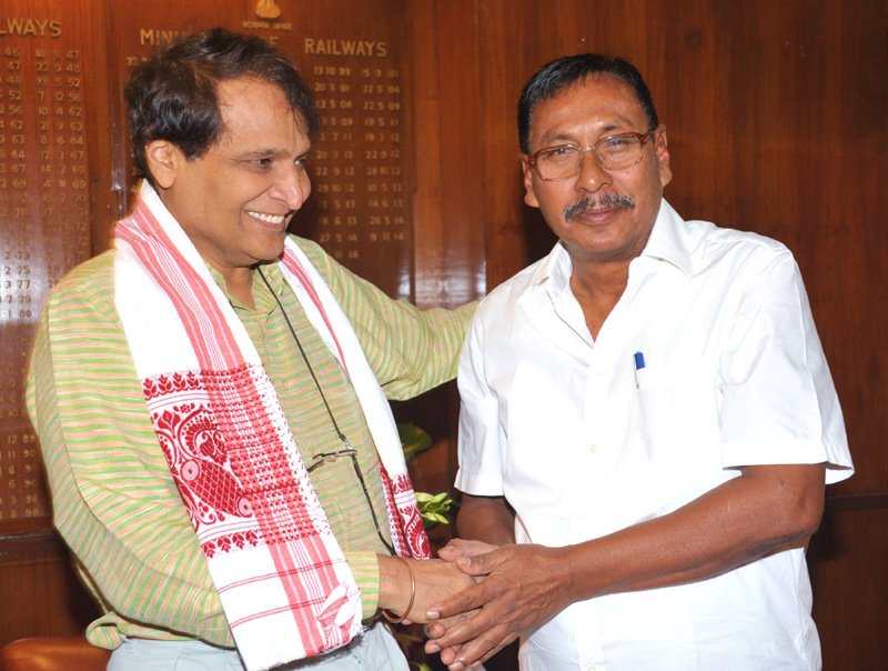 The Minister of State for Railways, Shri Rajen Gohain meeting the Union Minister..