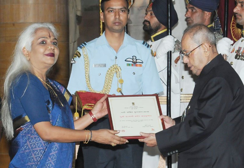 The President, Shri Pranab Mukherjee presenting the Nari Shakti ...