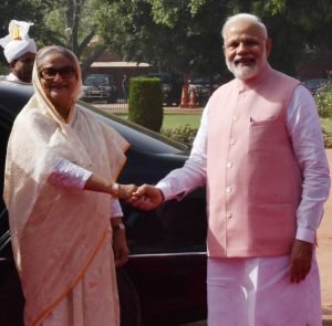 The Prime Minister, Shri Narendra Modi welcoming the Prime Minister of Bangladesh, Ms. Sheikh..