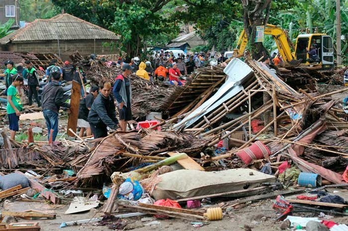 Indonesia tsunami toll hits 429 as rain hampers rescue efforts