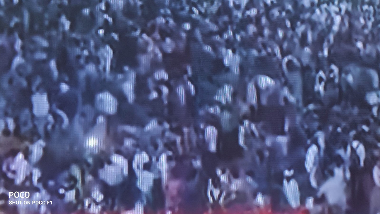 Breaking News: Thousand of stranded people in Delhi gathers at Anand Vihar bus depot to go back  ,breaking corona social distancing rule set by PM.