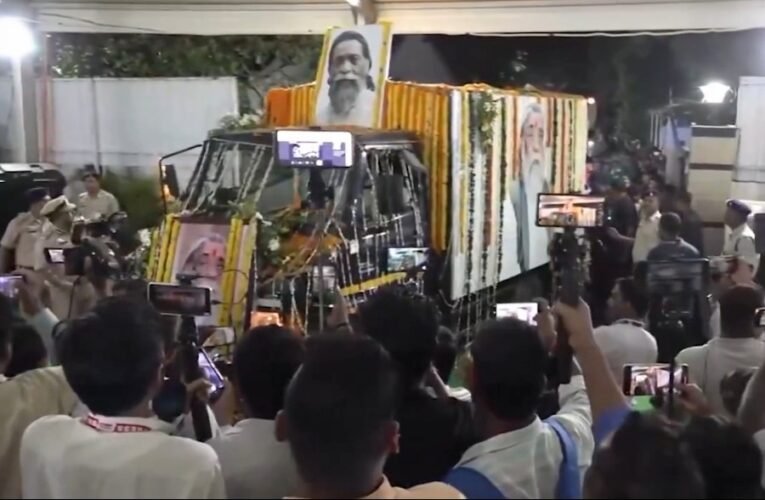 Shibu Soren Jharkhand former CM passes away in a delhi hospital , mortal remains brought to his residence in Ranchi