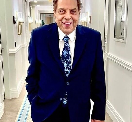 Bollywood He-Man Dharmendra, Veteran actor bids adieu at 89 years.
